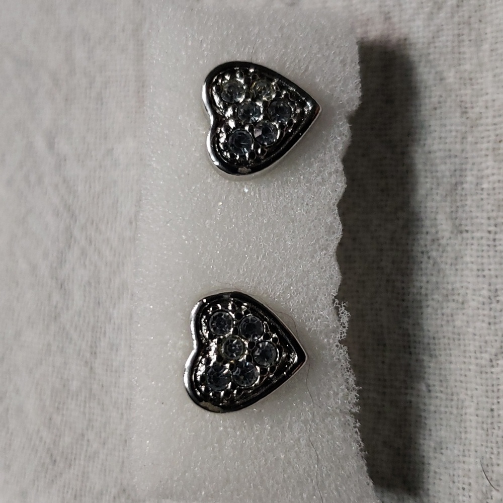 Stunning Vintage 1976 Avon Silvertone Heart Stud Earrings with 6 crystals